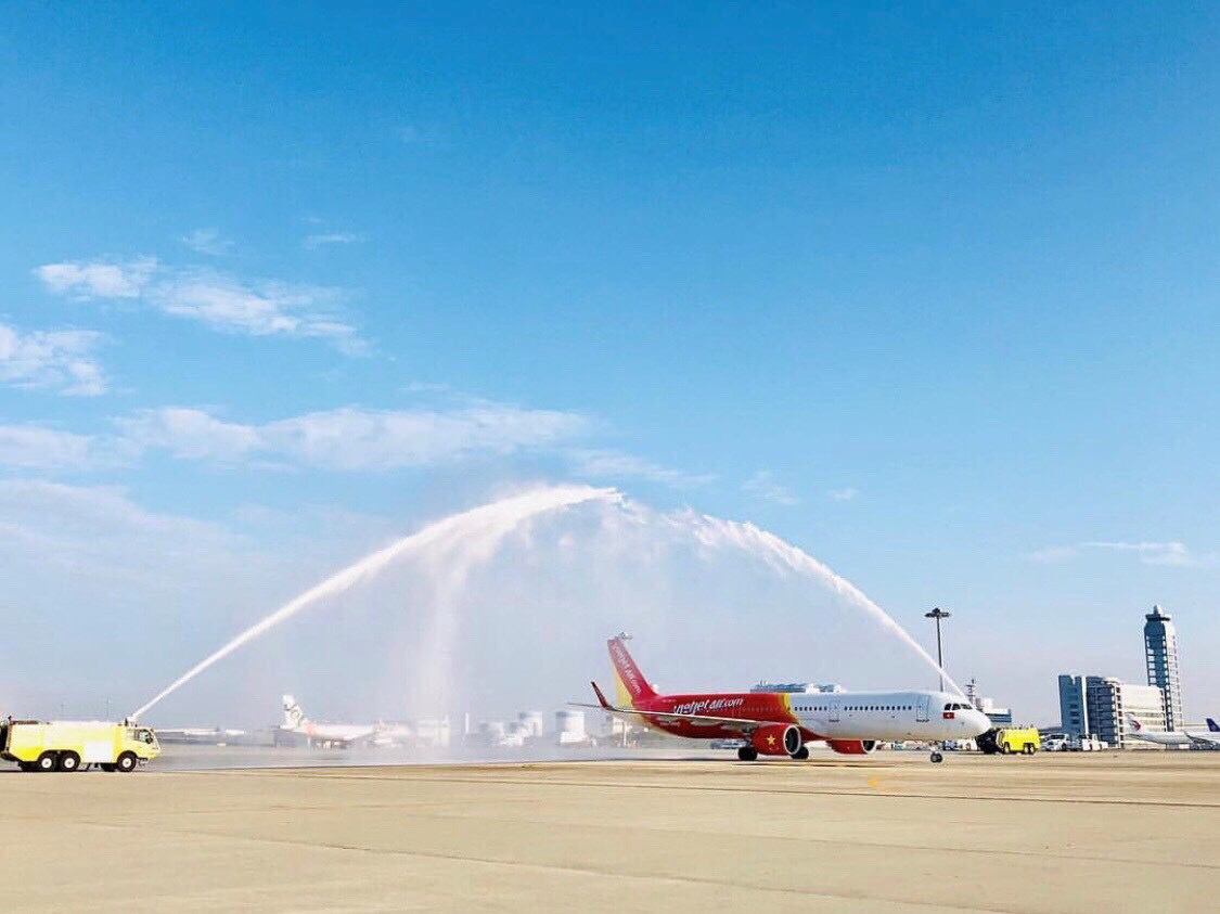 Vòi rồng chào đón tàu bay Vietjet tại sân bay Kansai