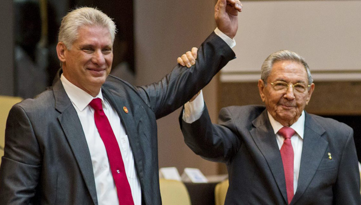 Chủ tịch Cuba Miguel Mario Diáz Canel Bermúdez (trái) trở thành người kế nhiệm Chủ tịch Raul Castro (phải) lãnh đạo đất nước Cuba từ tháng 4/2018