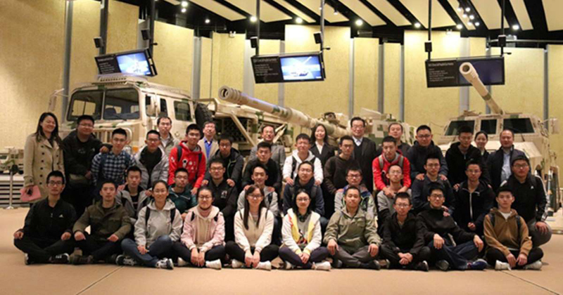 31 sinh viên được chọn tham gia khóa học về hệ thống vũ khí thông minh tại Viện Công nghệ Bắc Kinh (Ảnh: BIT)