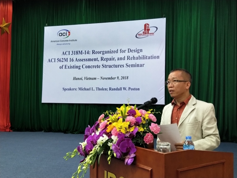 TS. Kiến trúc sư Nguyễn Dũng - Phó Giám đốc Trung tâm Kết cấu Thép và Xây dựng, Viện Khoa học Công nghệ Xây dựng Việt Nam phát biểu tại lớp tập huấn