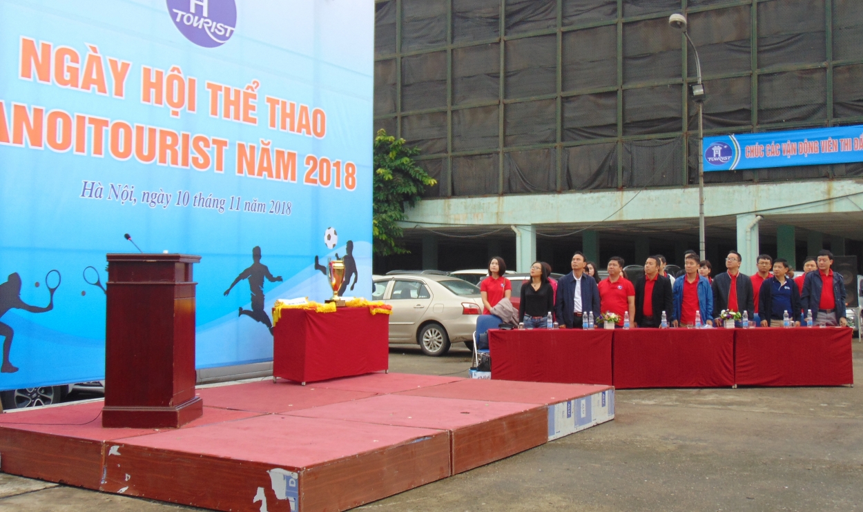 Các đại biểu thực hiện nghi lễ Chào Cờ trong buổi khai mạc Ngày hội thể thao Hanoitourist 2018