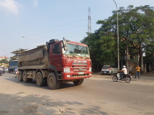 Nhà xe Long Thành chở đất vào dự án sau đại học Đại Nam