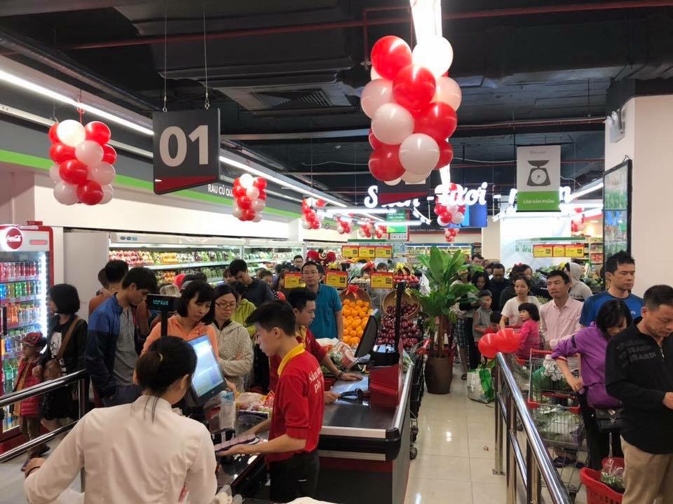 Đông đảo người dân hào hứng tới VinMart mới mua sắm ngay trong ngày đầu khai trương