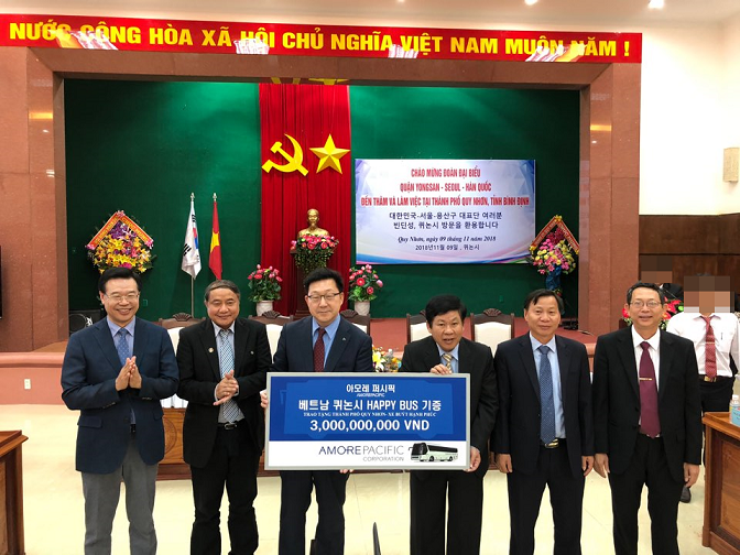 Lãnh đạo TP Quy Nhơn nhận bảng tài trợ