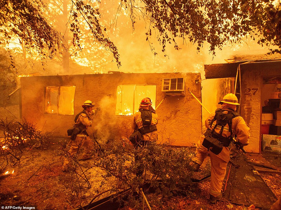 Ngọn lửa bùng phát vào sáng 8/11 ở miền Bắc bang California và nhanh chóng lan rộng do gió mạnh, hiện đã bùng phát trên diện tích 40.500ha. Hơn 3.200 nhân viên cứu hỏa đã được triển khai để nhanh chóng dập tắt ngọn lửa