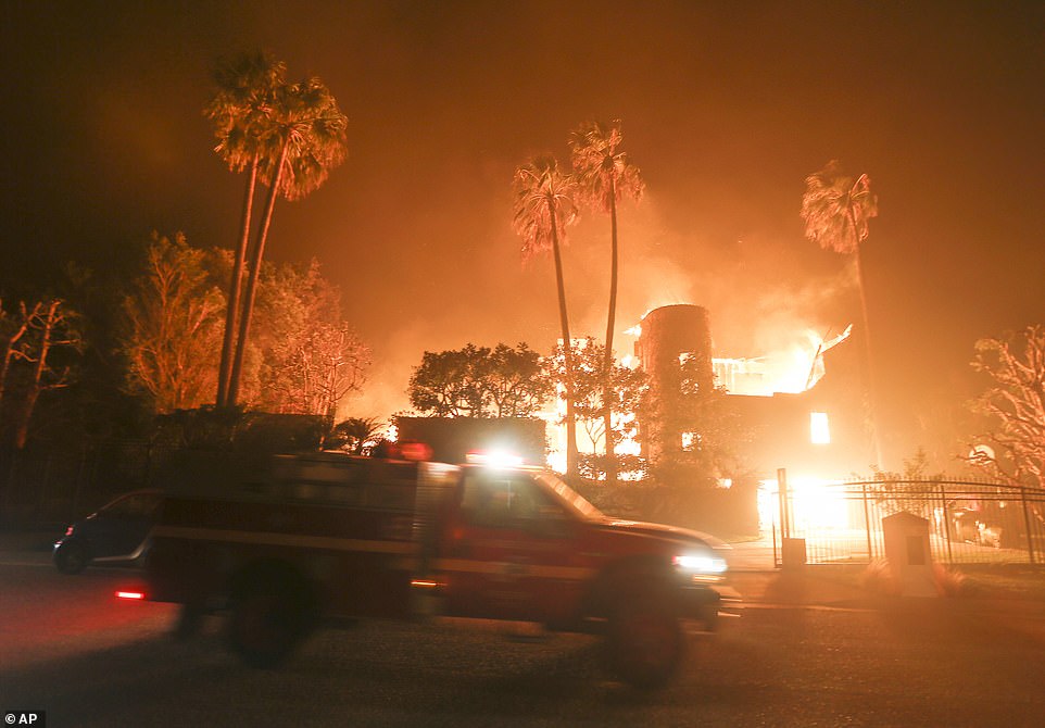 Cháy rừng cũng đã lan tới thành phố nghỉ dưỡng Malibu, đe dọa 75.000 ngôi nhà, trong số đó có nhà của nhiều người nổi tiếng như ca sĩ Lady Gaga và ngôi sao truyền hình thực tế Mỹ Kim Kardashian.