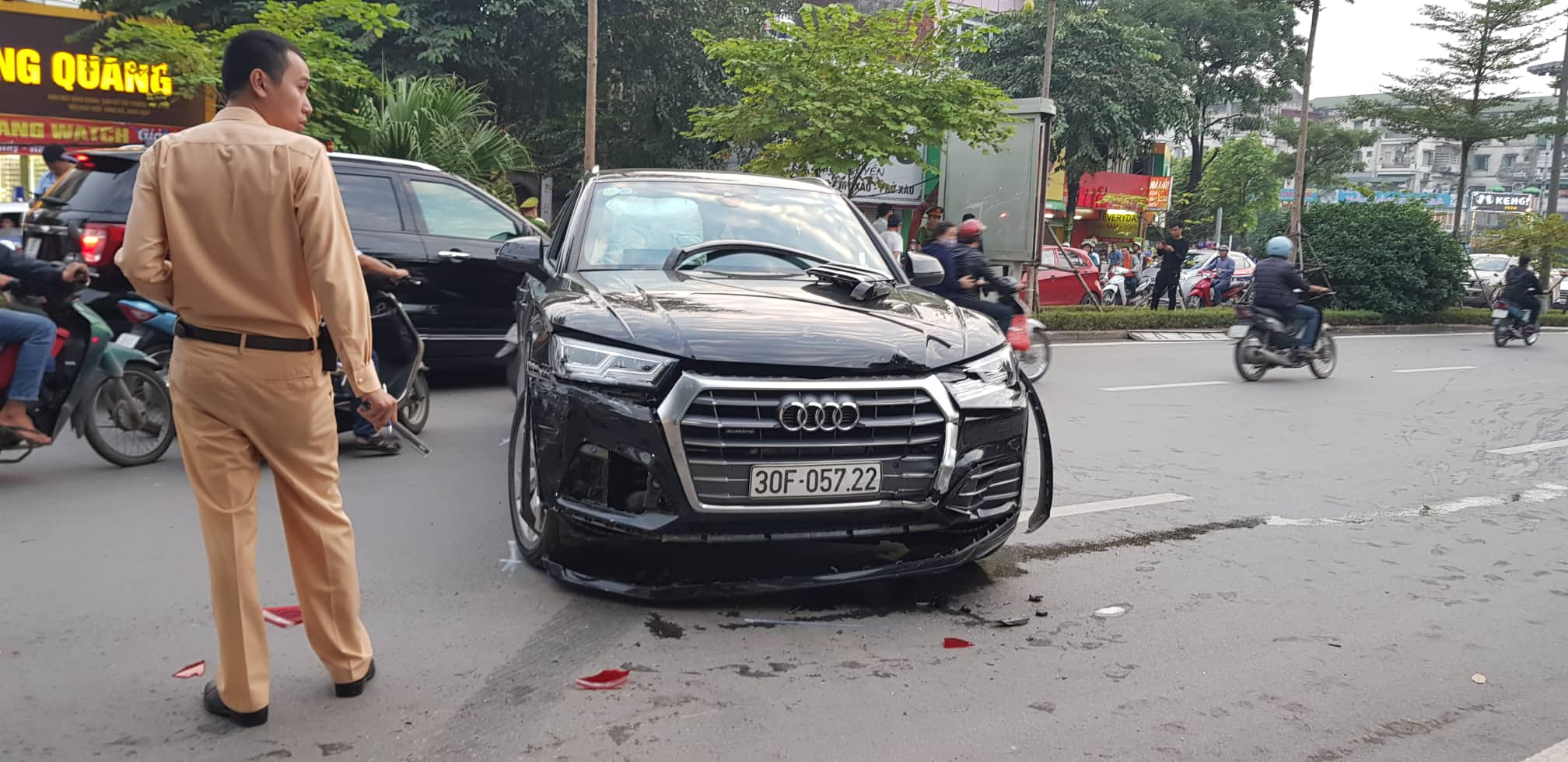 Hà Nội: Audi Q5 mất lái tông liên hoàn ô tô, xe máy trên đường Nguyễn Khánh Toàn