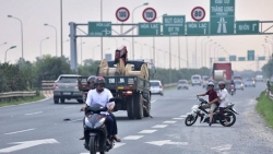 Xử lý nghiêm mô tô, xe máy đi vào làn ô tô trên đại lộ Thăng Long