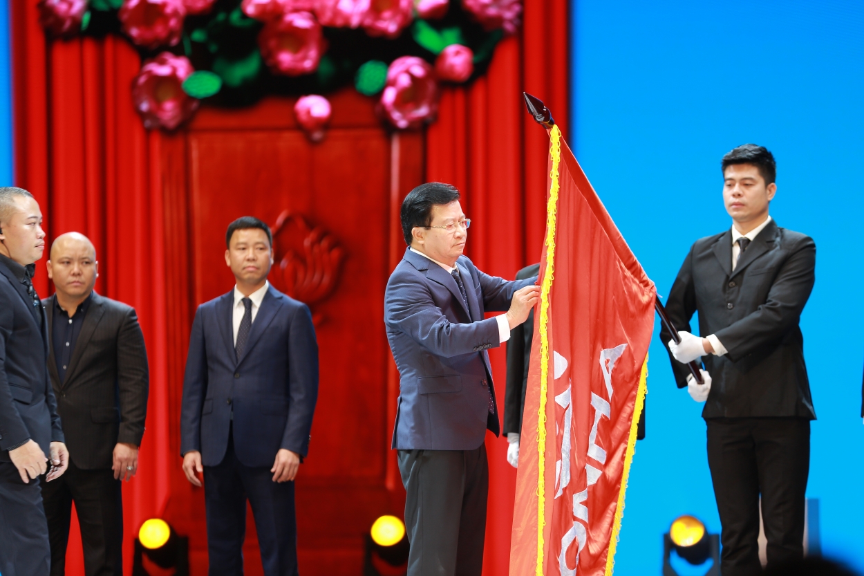 Phó Thủ tướng Trịnh Đình Dũng gắn Huân chương Lao động hạng Nhì lên cờ truyền thống của Tập đoàn Sơn Hà