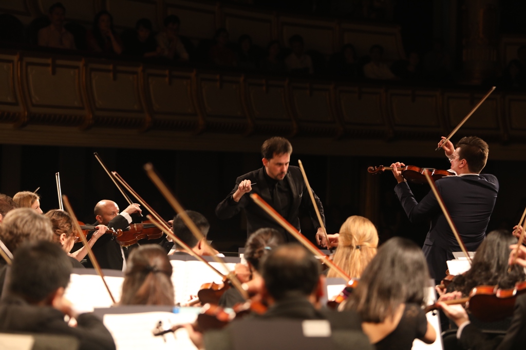 Nghệ sĩ độc tấu violin người Nga Sergei Dogadin có màn trình diễn xuất thần trên sân khấu nhà hát Lớn Hà Nội cùng Dàn nhạc giao hưởng Mặt Trời tối 26.10  (9)