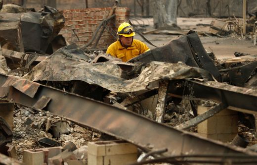 Mỹ:  Huy động tù nhân dập tắt cháy rừng tại bang California