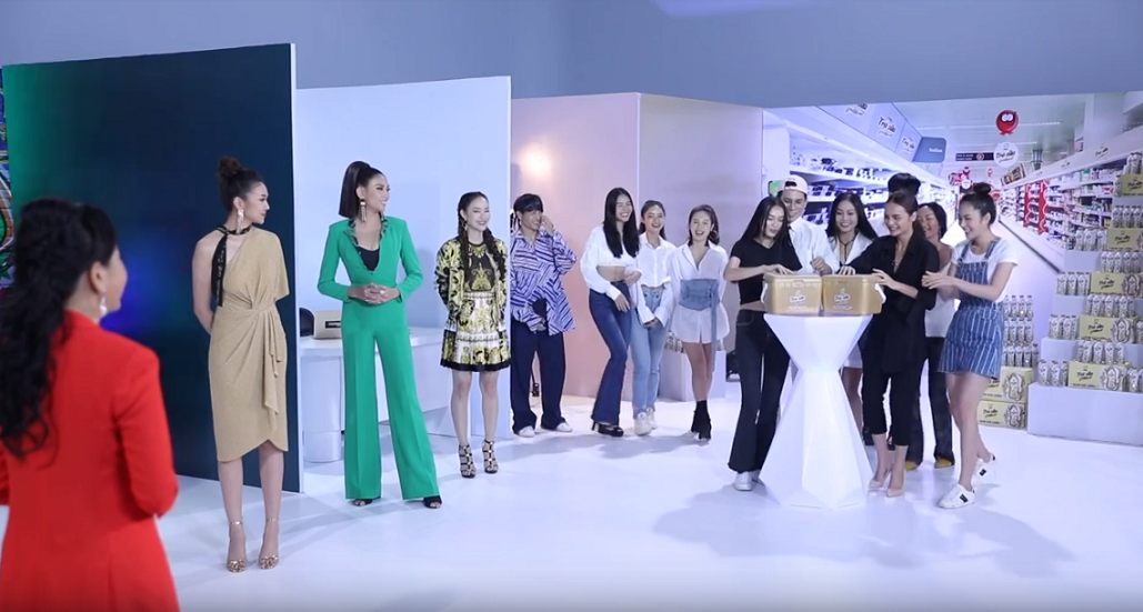 Thí sinh hào hứng uống thử sản phẩm trà sữa mới để cảm nhận vị