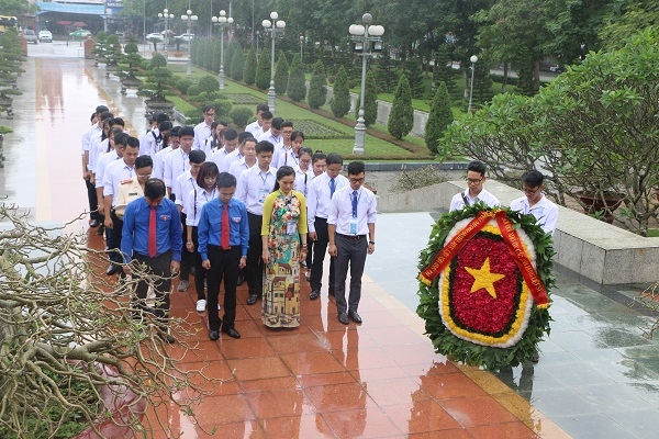 Đoàn đại biểu Hội sinh viên thành phố dâng hoa trước Đài tưởng niệm các anh hùng liệt sỹ thành phố.