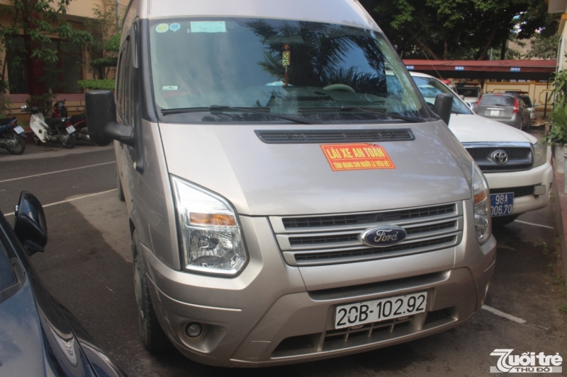 Phía trước, xe mang biển 20B-102.92