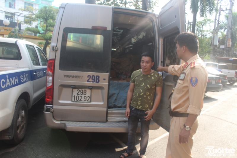 Phía sau xe mang biển kiểm soát 29B-102.92