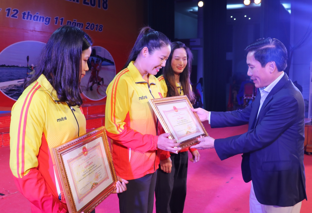 Chủ tịch UBND tỉnh tặng bằng khen cho các vận động viên và huấn luyện viên có vận động viên đoạt giải Canoeing vô địch Châu Á năm 2017 và 2018