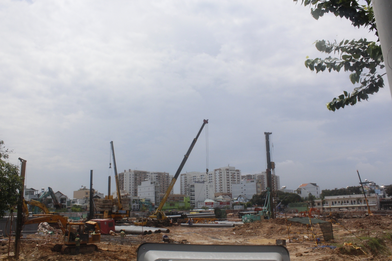 Trước đó, mặc dù chưa hoàn thiện pháp lý nhưng chủ đầu tư vẫn tiến hành thi công rầm rộ.