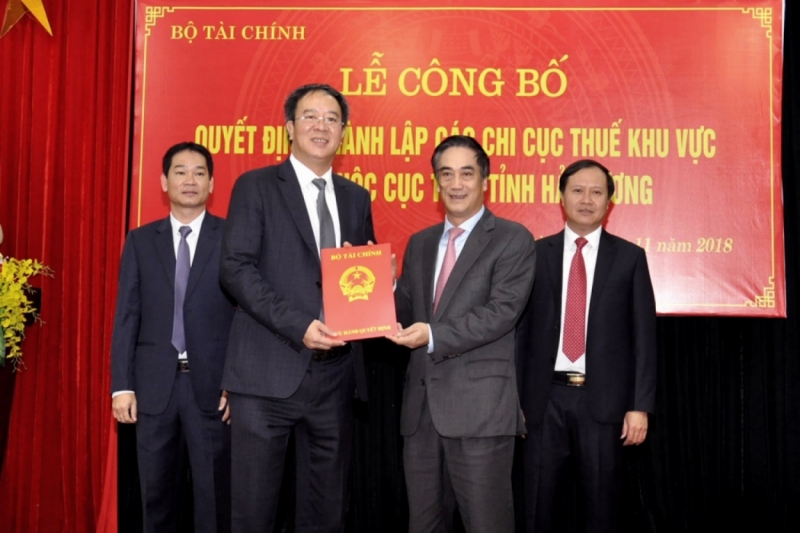 Thứ trưởng Trần Xuân Hà trao quyết đinh hợp nhất Chi cục Thuế trực thuộc Cục Thuế tỉnh Hải Dương cho Cục trưởng Cục Thuế tỉnh Hải Dương Nguyễn Năng Hoàn.