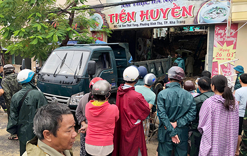Sạt lở nhiều nơi ở Nha Trang, 12 người chết