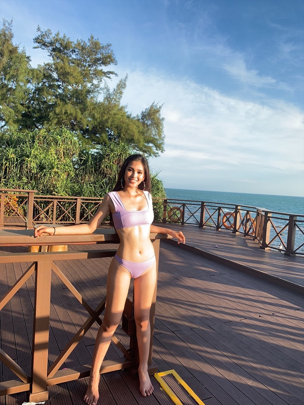 Trong một hoạt động ghi hình ngoài biển của Miss World 2018, Hoa hậu Tiểu Vy đã diện bikini 2 mảnh, tự tin khoe body săn chắc, nóng bỏng. (Ảnh: NVCC)