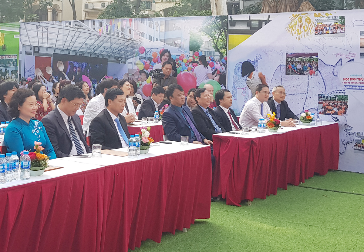 Các đại biểu tham dự buổi lễ trường Tiểu học Tây Sơn đón nhận danh hiệu trường đạt chuẩn quốc gia