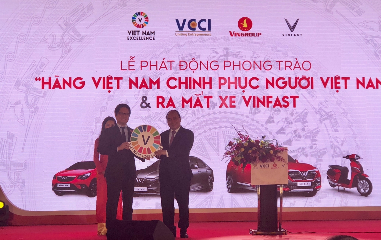 TS Vũ Tiến Lộc - Chủ tịch VCCI thay mặt cộng đồng doanh nghiệp kính tặng biểu trưng