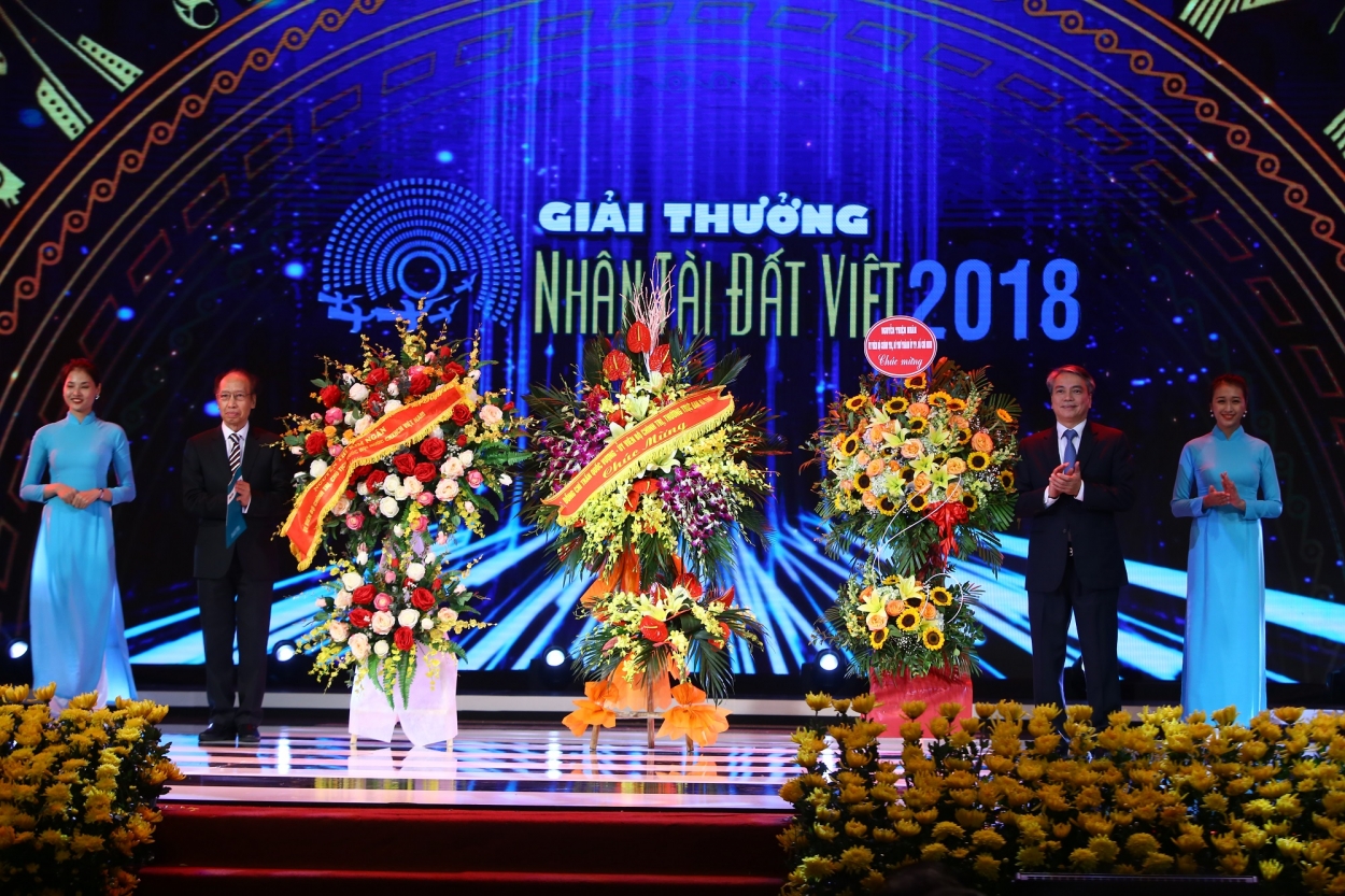 Ông Trần Mạnh Hùng- Chủ tịch Hội đồng thành viên Tập đoàn VNPT và ông Phạm Huy Hoàn Ủy viên Thường vụ Trung ương Hội Khuyến học Việt Nam, Tổng biên tập báo điện tử Dân trí lên nhận lẵng hoa chúc mừng của Lãnh đạo Đảng, Nhà nước.