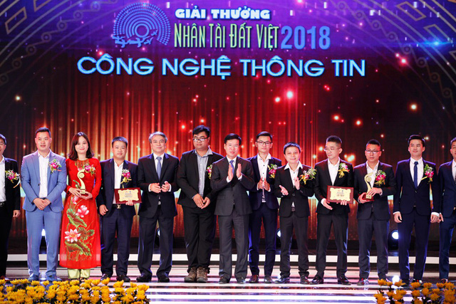 Ông Võ Văn Thưởng – Ủy viên Bộ Chính trị, Bí thư Trung ương Đảng, Trưởng Ban Tuyên giáo Trung ương và ông Trần Mạnh Hùng – Chủ tịch Hội đồng Thành viên Tập đoàn Bưu chính Viễn thông Việt Nam (VNPT) trao giải Nhì lĩnh vực CNTT.