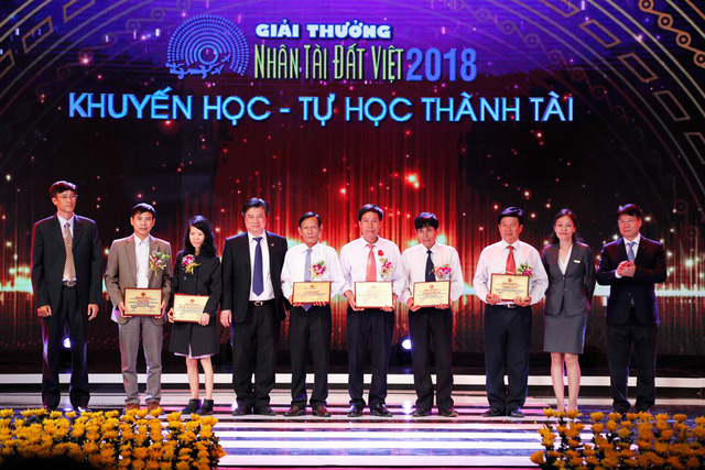 Ông Trương Quốc Cường – Thứ trưởng Bộ Y tế lên công bố. Thứ trưởng Bộ Giáo dục và Đào tạo Nguyễn Hữu Độ; bà Phạm Thị Hiền - Phó TGĐ ABBank và ông Nguyễn Hữu Cường - Giám đốc khu vực miền bắc- Công ty dược phẩm Eco lên trao giải khuyến học- tự học thành tài cho các tác giả.