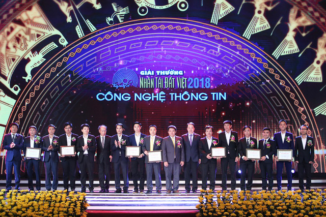 Ông Nguyễn Quốc Phương- Tổng giám đốc hãng hàng không Jetstar Pacific; Ông Nguyễn Quang Huy- Đại diện ban lãnh đạo tập đoàn Sun Group lên sân khấu cùng ông Phạm Huy Hoàn trao giải cho các nhóm tác giả đạt giải Khuyến khích- Lĩnh vực CNTT.