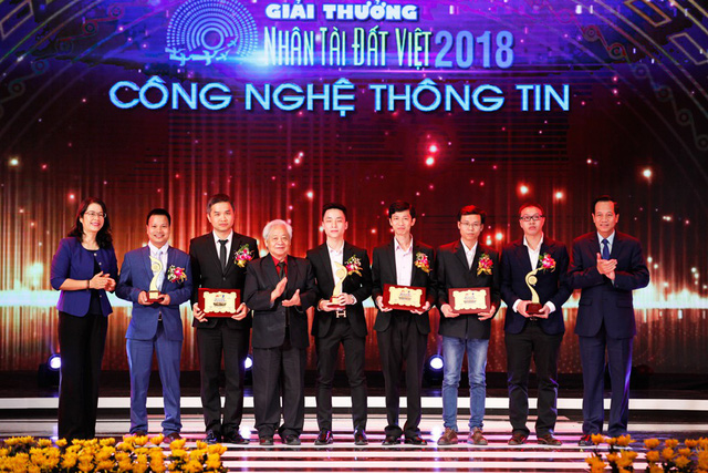 Ông Phạm Tất Dong- Phó Chủ tịch kiêm Tổng thư ký Hội Khuyến học Việt Nam; bà Nguyễn Thị Phượng- Phó TGĐ Ngân hàng Nông nghiệp và Phát triển Nông thôn Việt Nam Agribanklên sân khấu cùng với ông Đào Ngọc Dung trao giải cho các nhóm tác giả đạt giải Ba - Lĩnh vực CNTT.