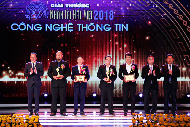 Ông Nguyễn Mạnh Hùng, Uỷ viên Hội đồng quản trị Vietcombank và ông Lê Hồng Hà – Phó TGĐ Tổng công ty Hàng không Việt Nam (Vietnam Arlines) lên trao giải cho các sản phẩm đạt giải Ba.