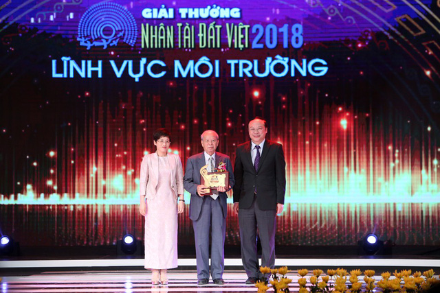 Bà Nguyễn Thị Phú Hà - Phó Chủ tịch Uỷ ban Quản lý vốn nhà nước tại doanh nghiệp lên sân khấu cùng Ông Lê Công Thành - Thứ trưởng Bộ Tài nguyên Môi trường trao giải Nhất lĩnh vực Môi trường cho tác giả với phần thưởng trị giá 200 triệu đồng.