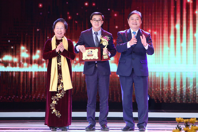 Bà Nguyễn Thị Doan- Chủ tịch Hội Khuyến học VN lên sân khấu cùng ông Phan Xuân Dũng trao giải Nhất, lĩnh vực Y Dược cho các tác giả.