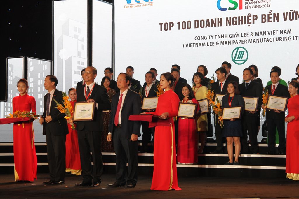 Lee &amp; Man nhận giải thưởng Top 100 Doanh nghiệp bền vững 2018 - Receive award