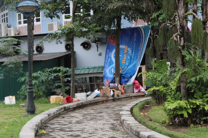 Rác và nước thải của các nhà hàng, tiệc cưới này xả ra hồ trông phản cảm và gây ô nhiễm môi trường.