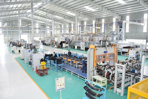 Dây chuyền sản xuất tại nhà máy nhíp đạt tỷ lệ tự động hóa 70%.
