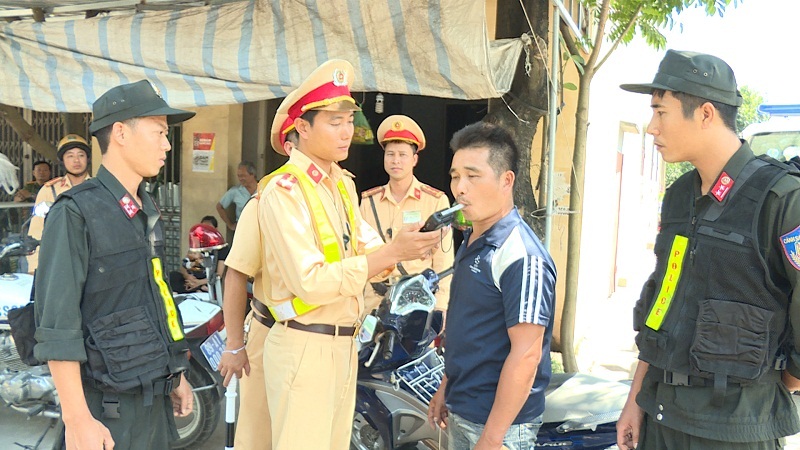 Cảnh sát giao thông Hưng Yên kiểm tra trường hợp vi phạm về nồng độ cồn. Ảnh: Công an Hưng Yên.