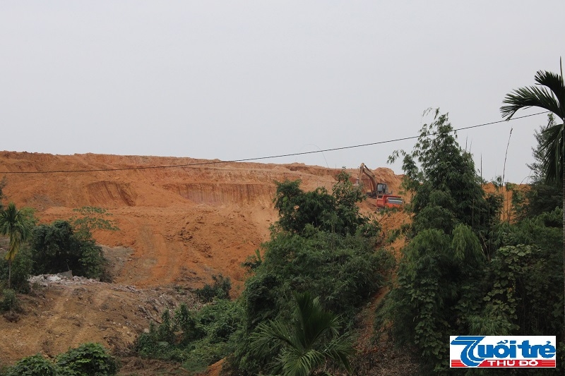 Máy xúc đất tạo mặt bằng tại dự án Sân golf Ngôi sao Yên Bái. Ảnh Đức Mậu