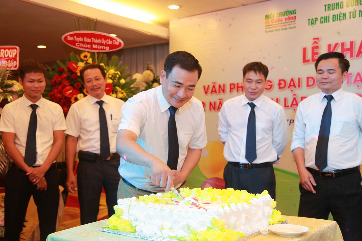 Ông Nguyễn Văn Toàn – TBT Tạp chí điện tử Môi trường và Cuộc sống cắt bánh sinh nhật mừng Tạp chí điện tử tròn 2 tuổi