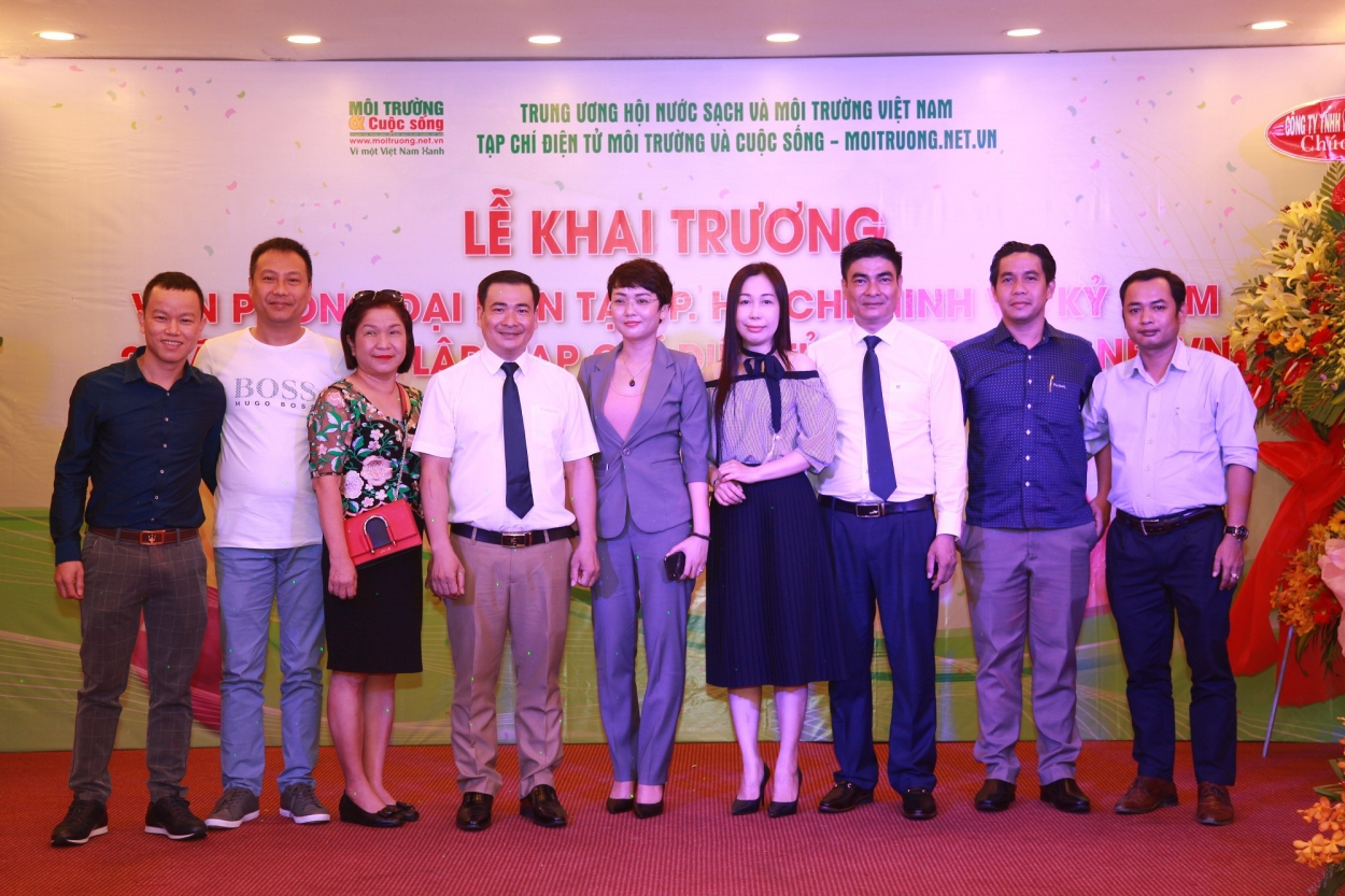 Ông Nguyễn Văn Toàn – Tổng biên tập Tạp chí điện tử Môi trường và Cuộc sống cùng các vị đại biểu tại buổi lễ