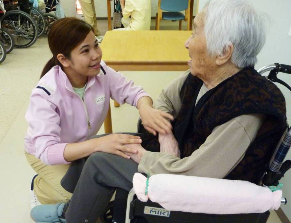 Lĩnh vực y tế và chăm sóc người già tại Nhật Bản thu hút lượng lớn lao động nước ngoài. Ánh: Japan Times.