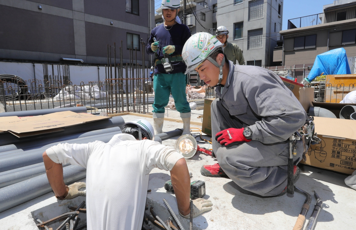 Lao động nước ngoài đang làm việc tại công trường xây dựng ở Nhật Bản. Ảnh: Nikkei Asian Review.