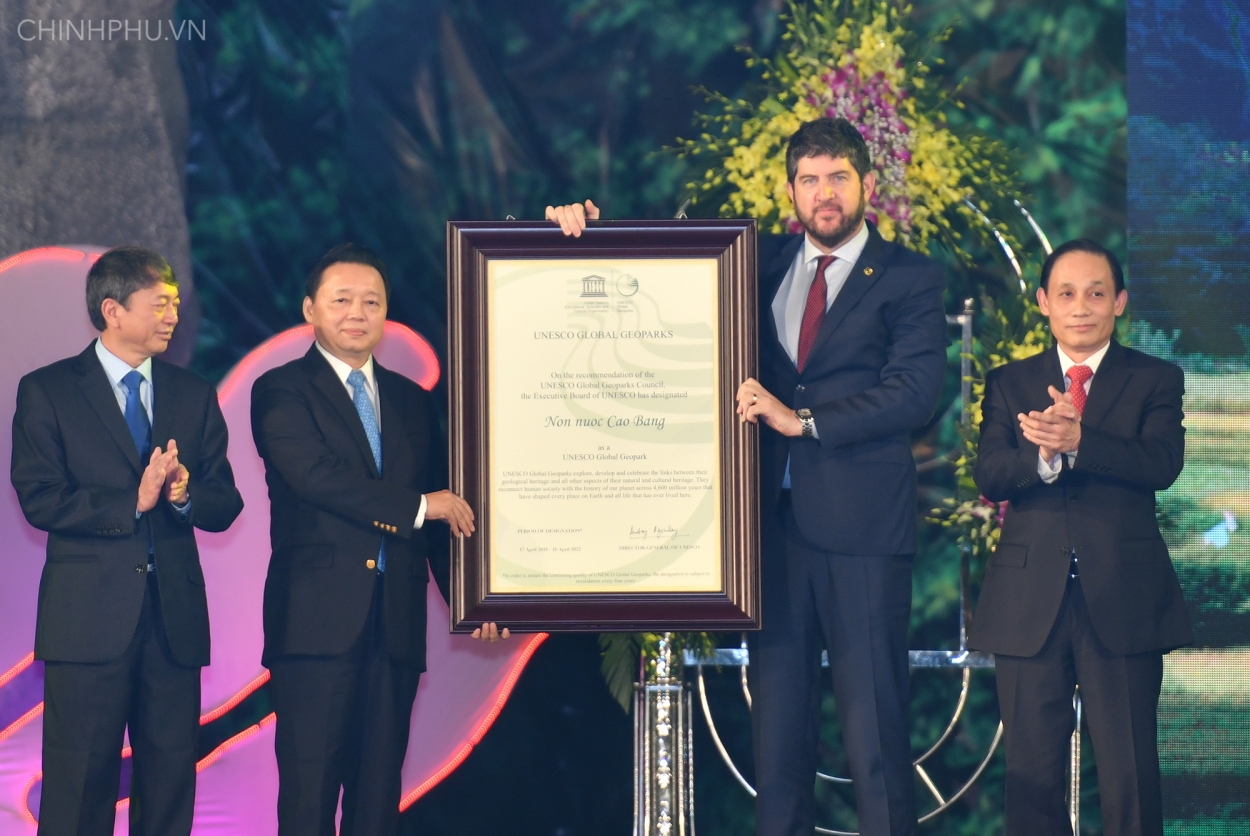 Ông Michael Croft, Trưởng đại diện Văn phòng UNESCO tại Việt Nam trao Danh hiệu Công viên địa chất toàn cầu UNESCO Non nước Cao Bằng tới Bộ trưởng Bộ Tài nguyên và Môi trường Trần Hồng Hà