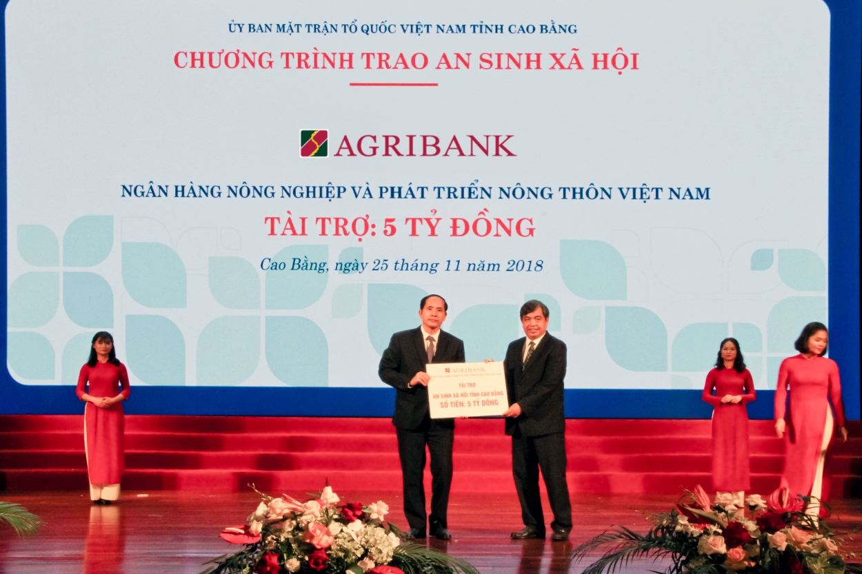 Agribank trao tặng 5 tỷ đồng an sinh xã hội cho Cao Bằng