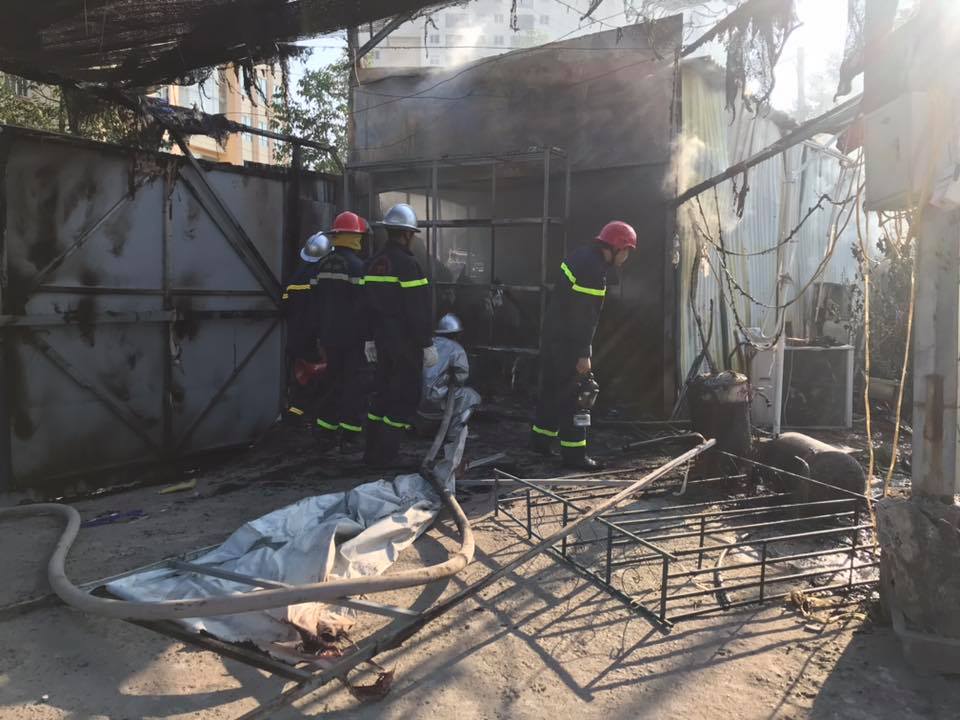 Hiện trường tan hoang sau vụ cháy khu lán của công nhân ở phường Trung Văn
