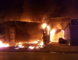 Hà Nội: Xưởng nội thất ô tô bốc cháy dữ dội trong đêm