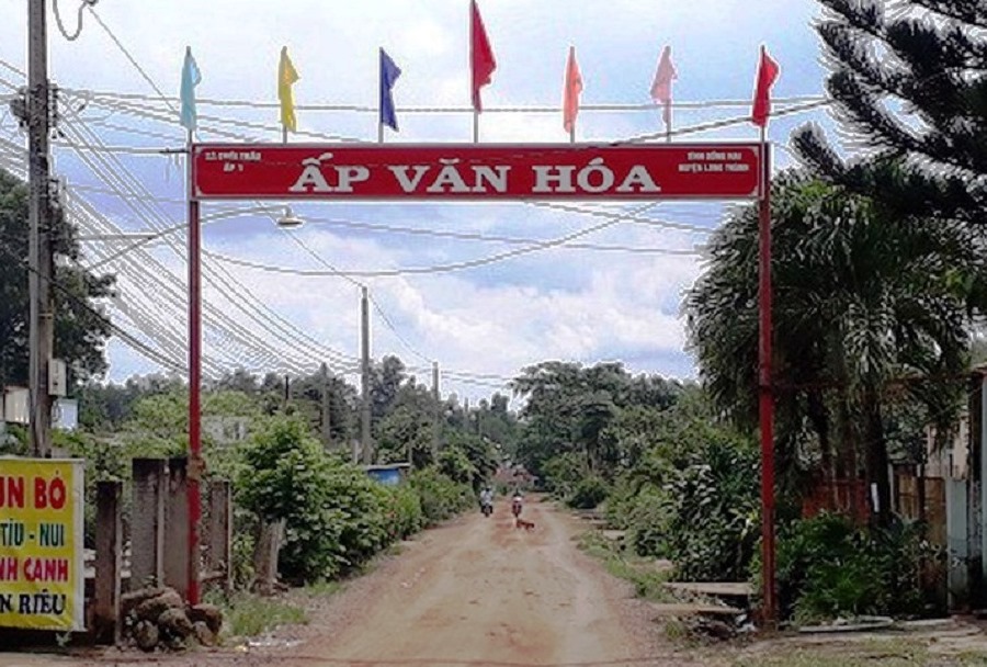 Con đường chạy vào xã Suối Trầu không được cải tạo vì vướng quy hoạch Sân bay Long Thành.
