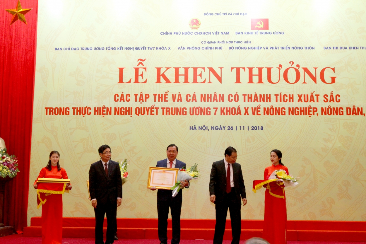 Ông Cao Đức Phát - Ủy viên Trung ương Đảng, Phó Trưởng ban thường trực Ban kinh tế TƯ trao tặng Bằng khen cho Agribank vì có thành tích xuất sắc trong việc thực hiện Nghị quyết Trung ương 7 khóa X về nông nghiệp, nông dân, nông thôn