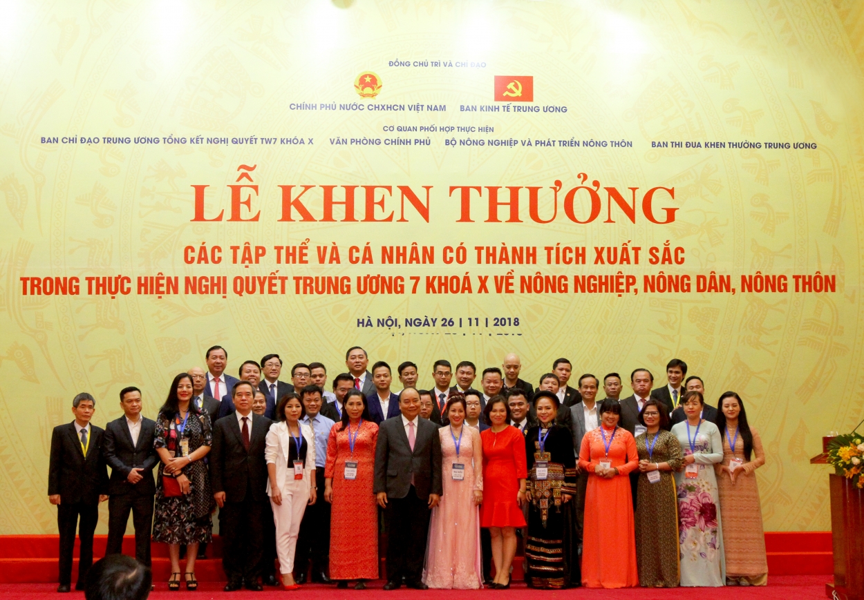 Thủ tướng Nguyễn Xuân Phúc chụp ảnh lưu niệm với các tổ chức và cá nhân, doanh nghiệp có thành tích xuất sắc trong thực hiện Nghị quyết Trung ương 7 khóa X về nông nghiệp, nông dân, nông thôn